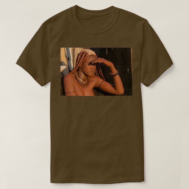 Camiseta Jovem Himba vestindo chapéus e decorações (Frente do Design)