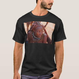 Camiseta Jovem Himba vestindo chapéus e decorações