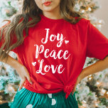 Camiseta Joy Peace Love Red Brushing Womens Holiday<br><div class="desc">Na moda de Natal Joy Peace and Love das mulheres em um roteiro branco moderno com sotaques cardíacos bonitos. A cor da t-shirt vermelha pode ser personalizada.</div>