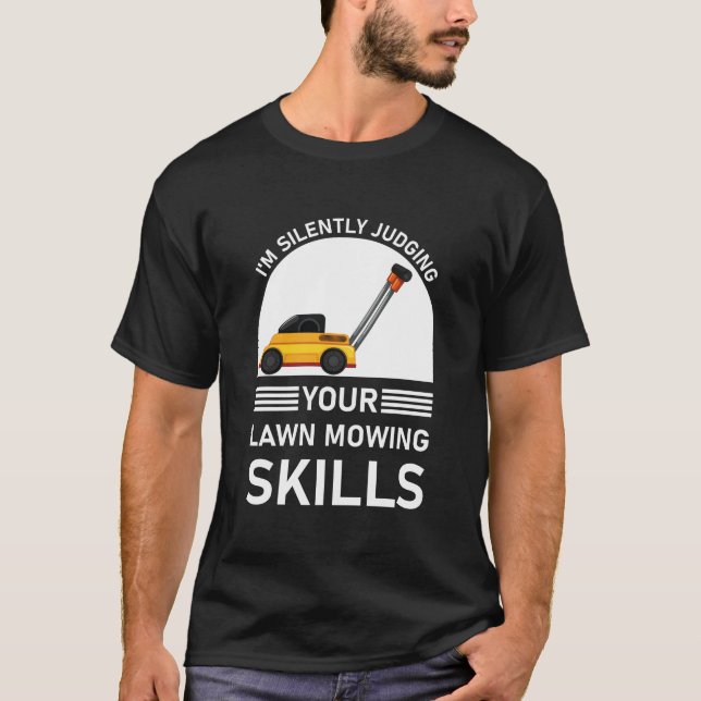 Camiseta Judging Your Lawn Mowing Skills (Frente)