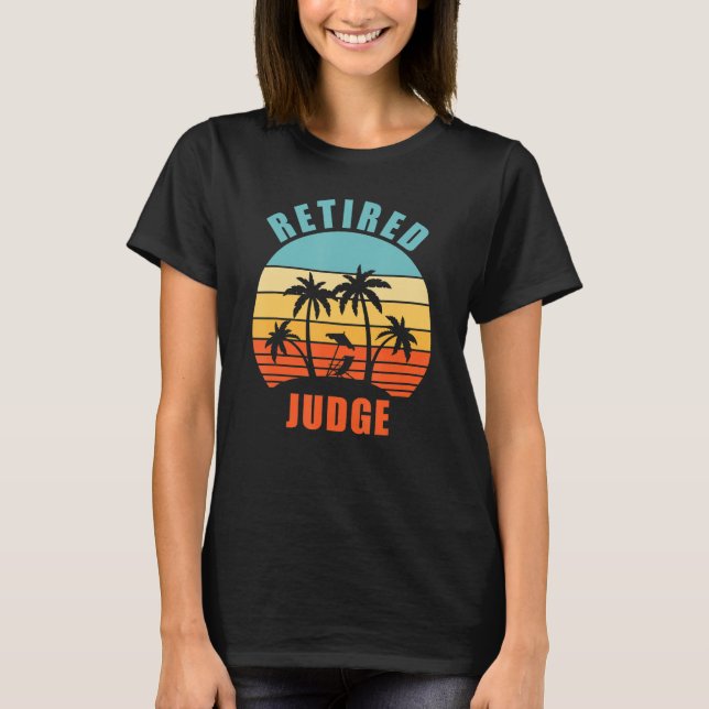 Camiseta Juíza Aposentada Funny Happy Reforma (Frente)