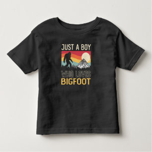 Camiseta Just A Boy Who Loves Bigfoot Sasquatch