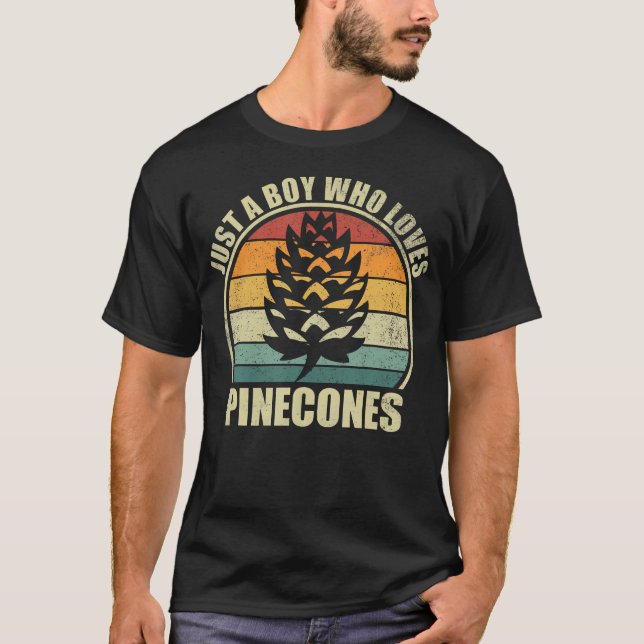 Camiseta Just A Boy Who Loves Pinecones. Funny Pinecone Lov (Frente)