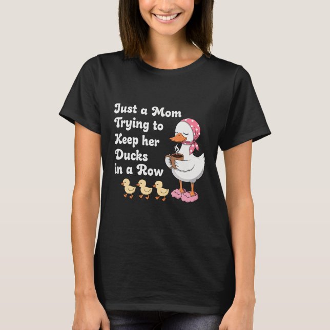 Camiseta Just a mom trying to keep her ducks in a row (Frente)