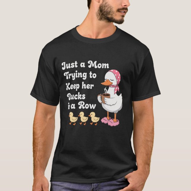 Camiseta Just a mom trying to keep her ducks in a row (Frente)