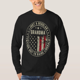Camiseta Just A Regular Grandma Trying Not To Raise America