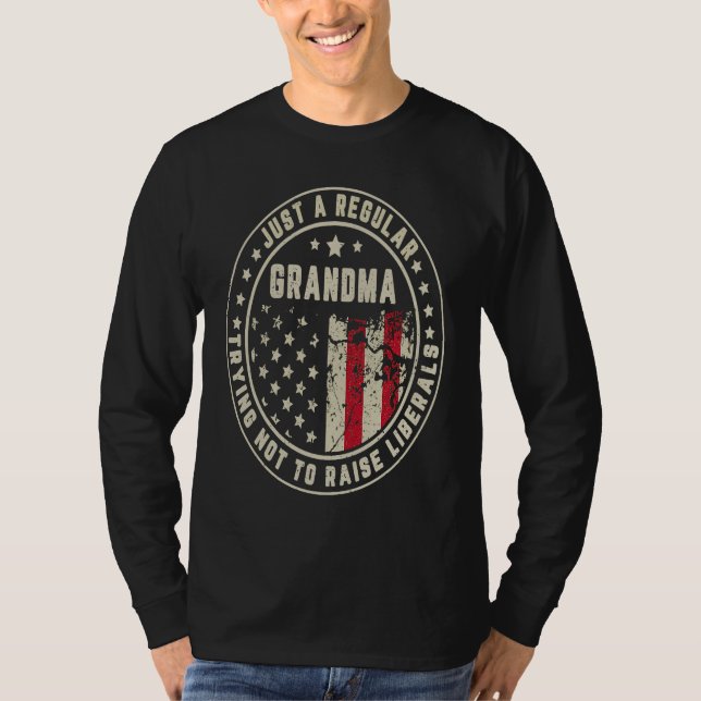 Camiseta Just A Regular Grandma Trying Not To Raise America (Frente)