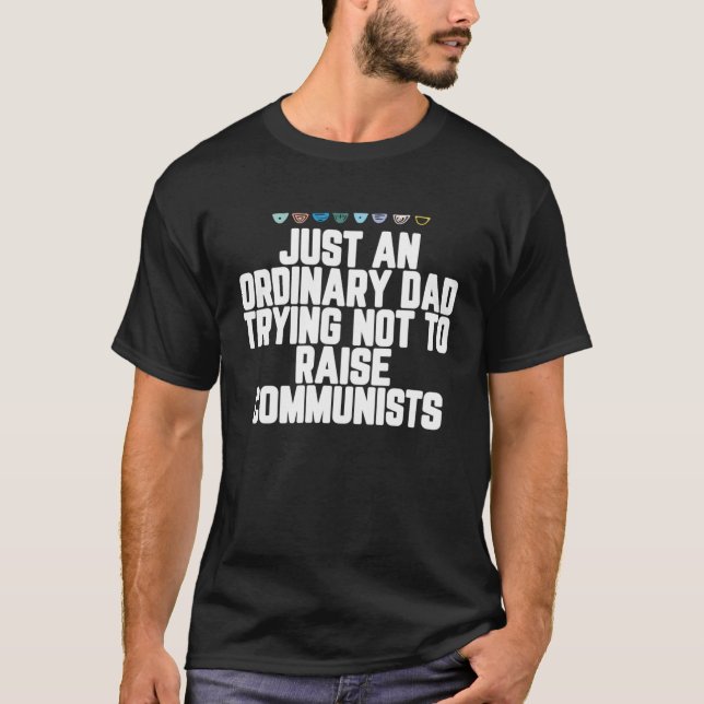 Camiseta Just An Ordinary Dad Trying Not To Raise Communist (Frente)