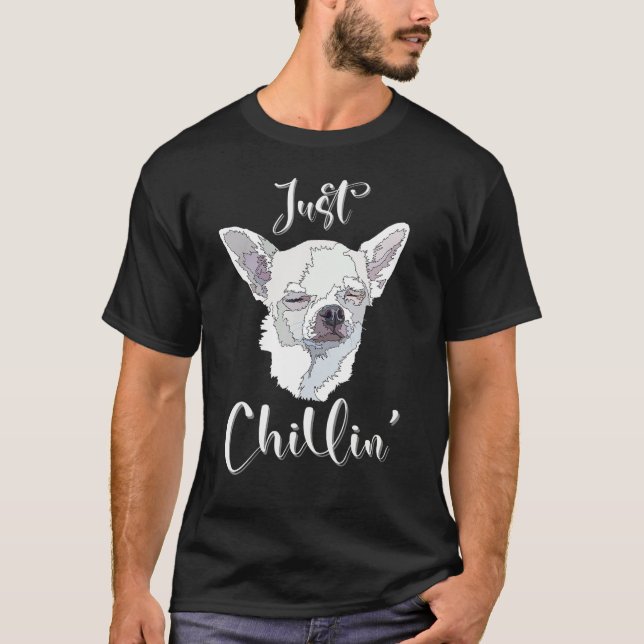 Camiseta Just Chillin Funny Chihuahua Dog Lover Mom Dad (Frente)