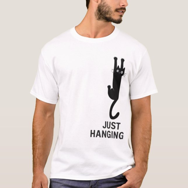 Camiseta Just Hanging Cat – Funny Climbing Black Cat  (Frente)