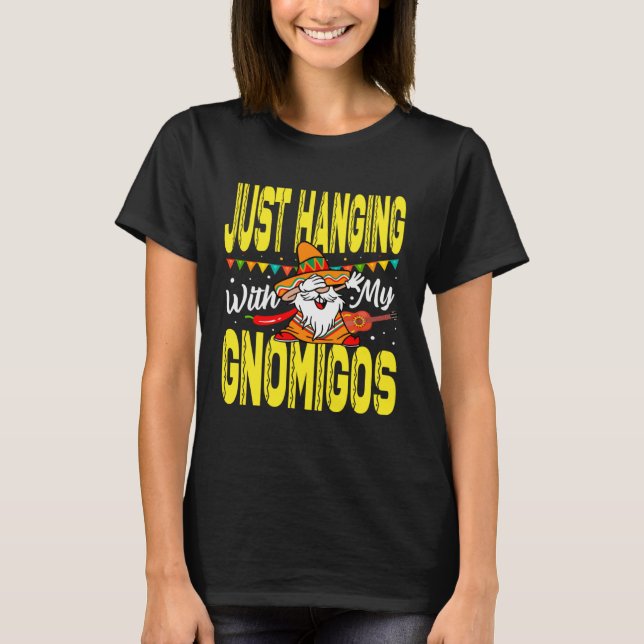 Camiseta Just Hanging With My Gnomigos Mexican Pride Cinco  (Frente)