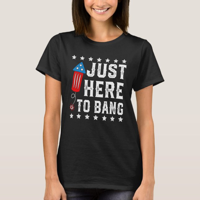 Camiseta Just Here to Bang  Fourth 4th Of July Fireworks Me (Frente)