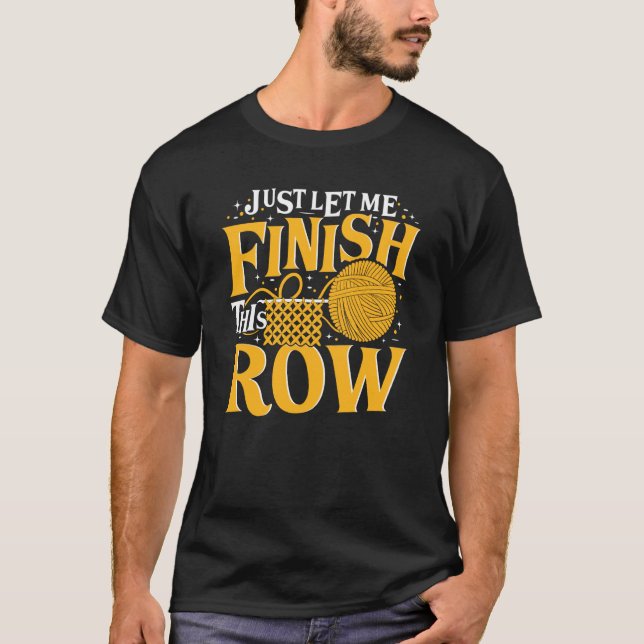 Camiseta Just Let Me Finish This Row Knitting Knitter Yarn  (Frente)