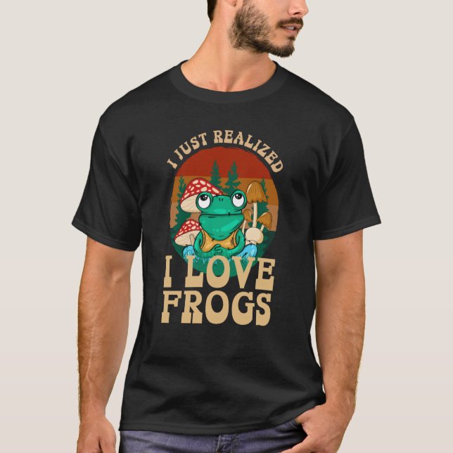 Camiseta Just Realized I Love Frogs Mushrooms & Pine Trees  (Frente)