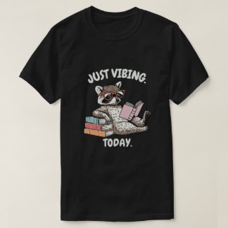 Camiseta Just Vibing Today Raccoon Reading Design