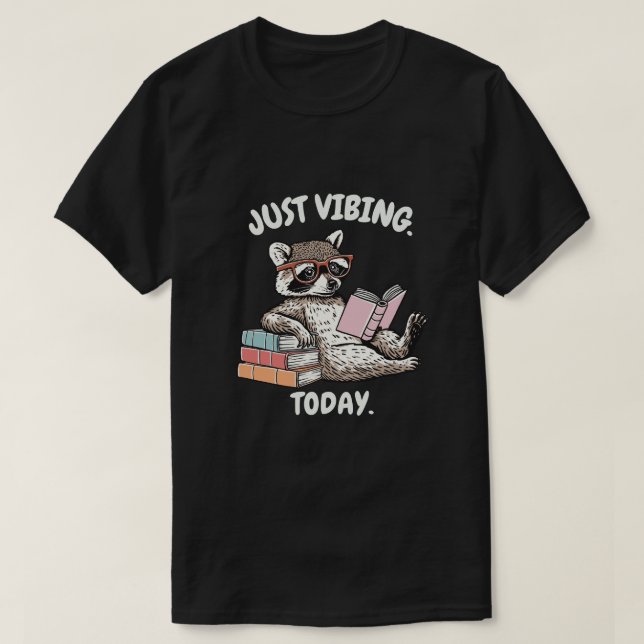 Camiseta Just Vibing Today Raccoon Reading Design (Frente do Design)