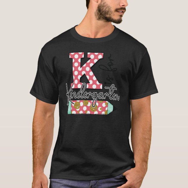 Camiseta K Is For Kindergarten Teacher First Day Back To Sc (Frente)