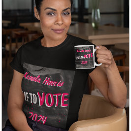 Camiseta Kamala Harris T-Shirt. Preto com fonte rosa. T-Shi
