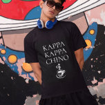 Camiseta Kappa Kappa Chino Funny Coffee Lover<br><div class="desc">Uma camiseta legal para amantes de café, esta design apresenta uma rotação nas organizações gregas com o seu texto KAPPA KAPPA CHINO e uma xícara de cappucccino quente e constante abaixo do texto. Escolha entre os vários estilos de camisa e opções de cor para uma camisa divertida que você vai...</div>