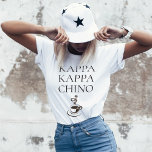 Camiseta Kappa Kappa Chino Funny Coffee Lover<br><div class="desc">Quem ama café?! Esta camiseta engraçada foi projetada especialmente para amantes de café, baristas, servidores de restaurantes e muito mais. Ele usa um spin em um nome de fraternidade com o texto KAPPA KAPPA CHINO e uma xícara de cappucccino quente e apimentada abaixo do texto. Muitas cores e variedades de...</div>