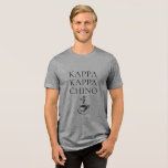 Camiseta Kappa Kappa Chino Funny Coffee Lover<br><div class="desc">Uma camiseta engraçada para amantes de café,  esta design tem um spin em um nome de fraternidade com o texto KAPPA KAPPA CHINO e uma xícara de cappuccino quente e enregelada abaixo do texto. Muitas cores e variedades de camisa estão disponíveis nesta design. Escolha o estilo que você prefere.</div>