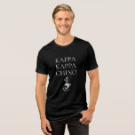 Camiseta Kappa Kappa Chino Funny Coffee Lover<br><div class="desc">Uma camiseta legal para amantes de café, esta design apresenta uma rotação nas organizações gregas com o seu texto KAPPA KAPPA CHINO e uma xícara de cappucccino quente e constante abaixo do texto. Escolha entre os vários estilos de camisa e opções de cor para uma camisa divertida que você vai...</div>