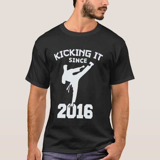Camiseta Karate Clássico Artes Marciais Dando Chutes Desde  (Frente)