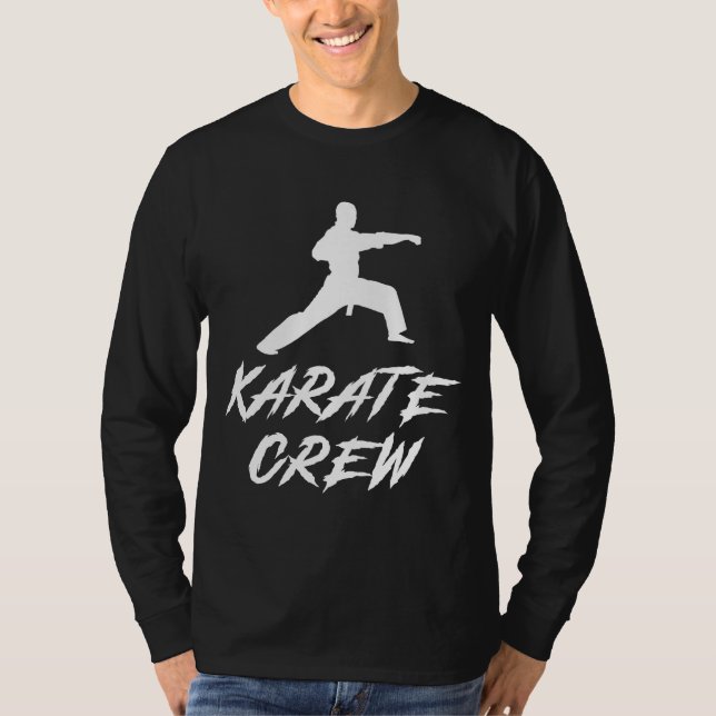 Camiseta Karate Crew Adorável Tee: Chutando com Humor! (Frente)