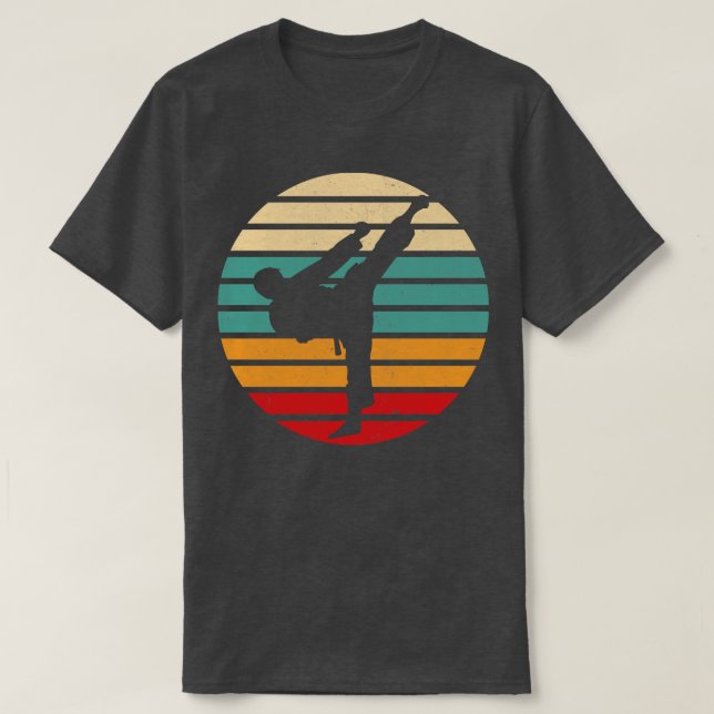 Camiseta Karate Kick Retro Sun Karate Fighter (Frente do Design)
