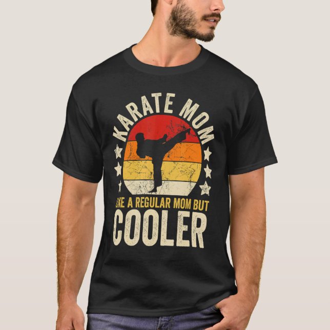 Camiseta Karate Mamãe Como Uma Mãe Comum Mas A Mãe Mais Fri (Frente)