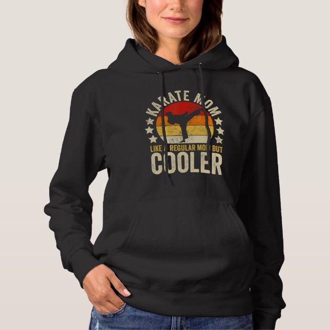 Camiseta Karate Mamãe Como Uma Mãe Comum Mas A Mãe Mais Fri (Frente)