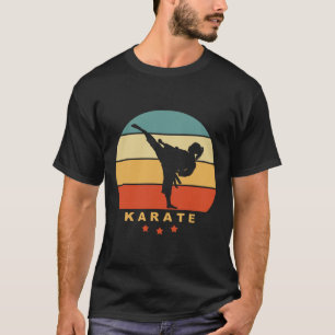 Camiseta Karate Retro Sunset Design - Mulher Fazendo Chuva