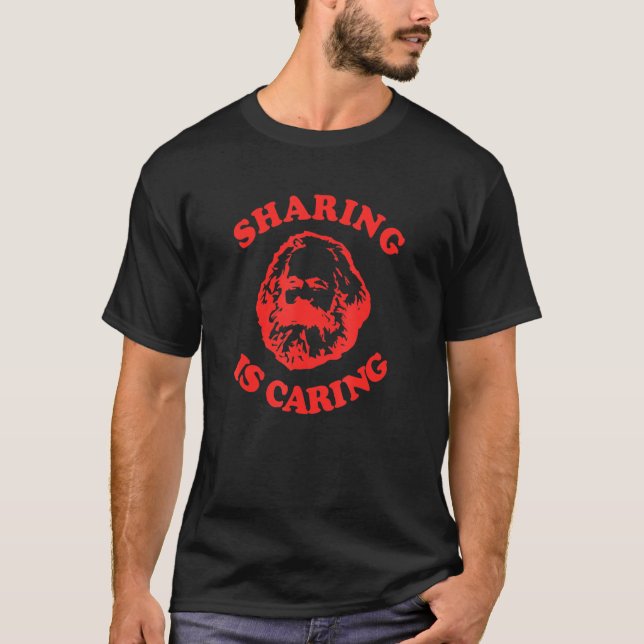 Camiseta Karl Marx Compartilhando Está Cuidando Do Comunist (Frente)
