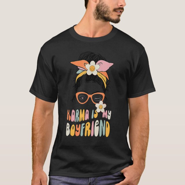 Camiseta Karma É A Minha Namorado Sarcástica Trendê Homens (Frente)