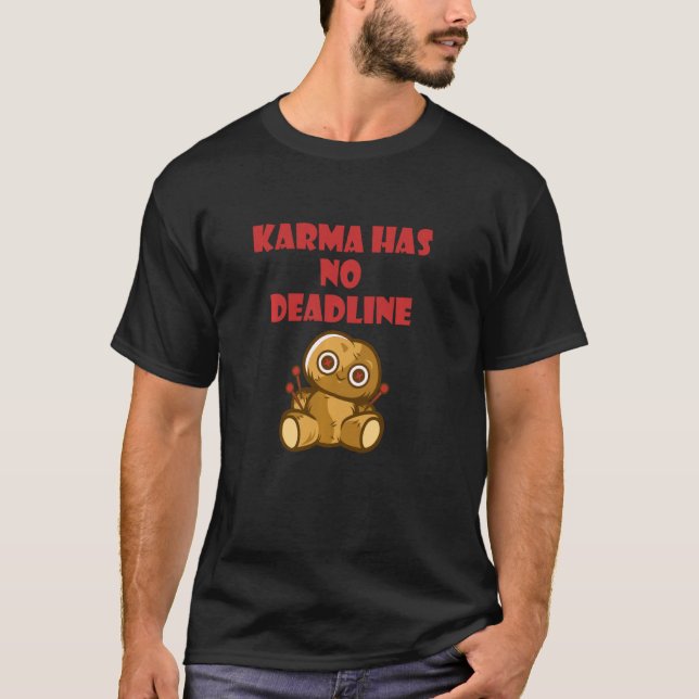 Camiseta Karma Não Tem Prazo Voodoo Doll Witchcraft Hallo (Frente)