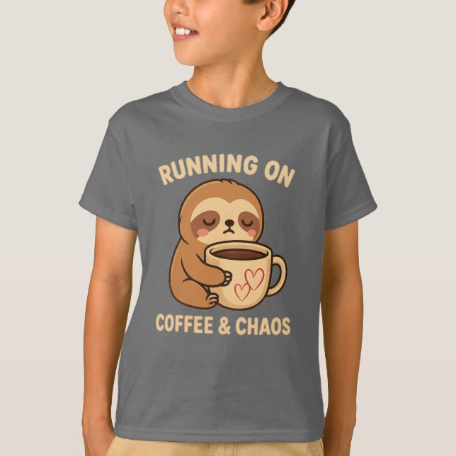 Camiseta Kawaii Coffee Sloth Coffee & Chaos Funny Cute (Frente)