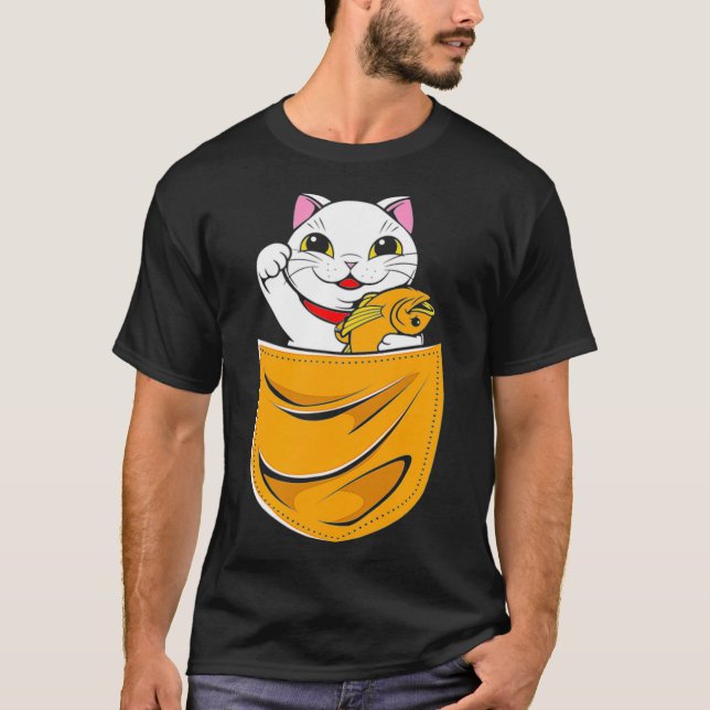 Camiseta Kawaii Maneki Neko Cute Lucky Cat Em Pocket (Frente)