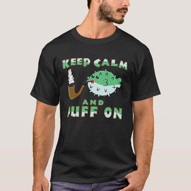 Camiseta Keep Calm And Puff On  Puffer Fish Pipe Smoking (Frente)