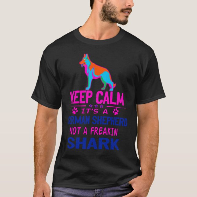 Camiseta Keep Calm It S A German Shepherd Not A Freakin Sha (Frente)