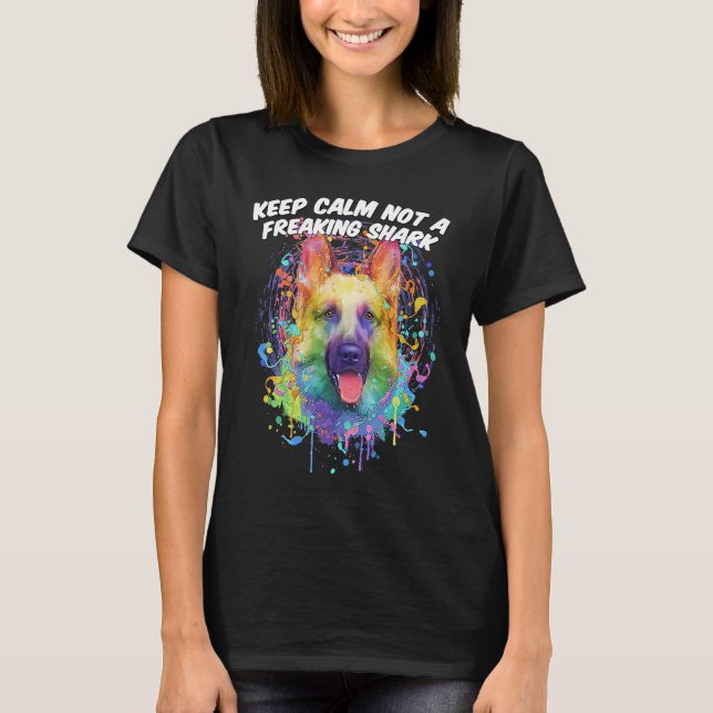 Camiseta Keep Calm Not a Freaking Shark  German Shepherd Hu (Frente)