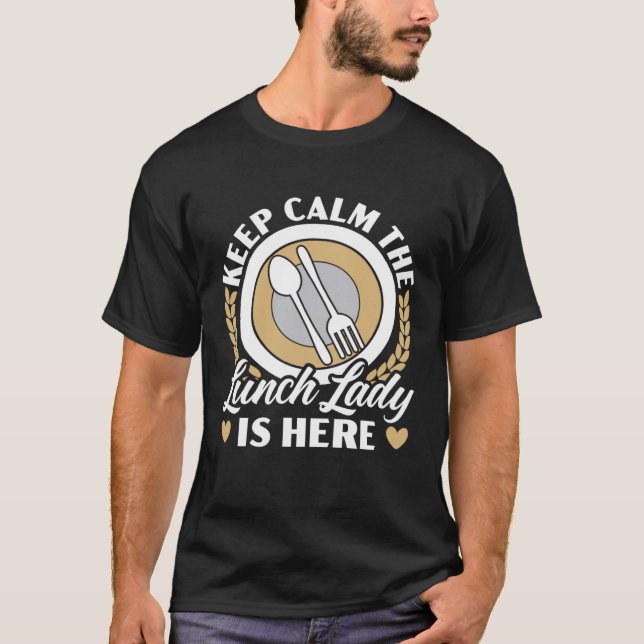 Camiseta Keep Calm The Lunch Lady Is Here Cafeteria Worker  (Frente)