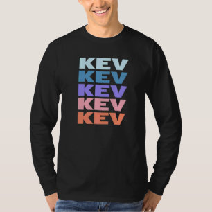Camiseta Kev de Texto Repetido Moderno