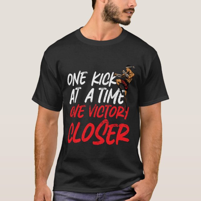 Camiseta Kickboxing Kickboxer Um Chute De Cada Vez Um Vitor (Frente)