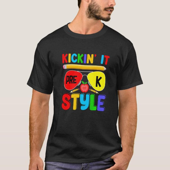 Camiseta Kickin it Pre K Style Back to School Teacher Kids  (Frente)