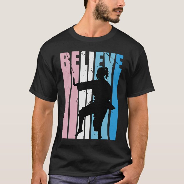 Camiseta Kids Retro Karate Motivational Believe Practice Th (Frente)