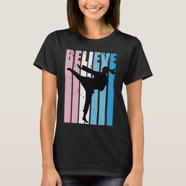 Camiseta Kids Retro Karate Motivational Believe Practice Th (Frente)