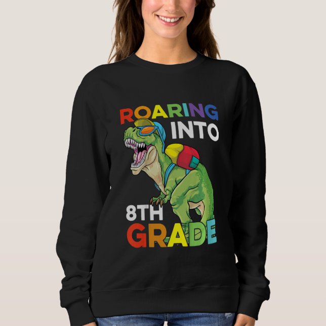 Camiseta Kids Roaring Into 8th Grade Back To School Dinosau (Frente)