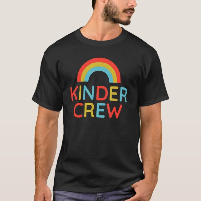 Camiseta Kinder Crew   Kindergarten Teacher First Day of Sc (Frente)