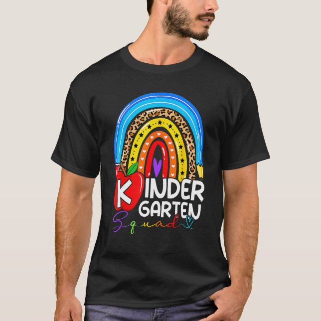 Camiseta Kindergarten Boho Rainbow Teacher Team Kinder Squa (Frente)