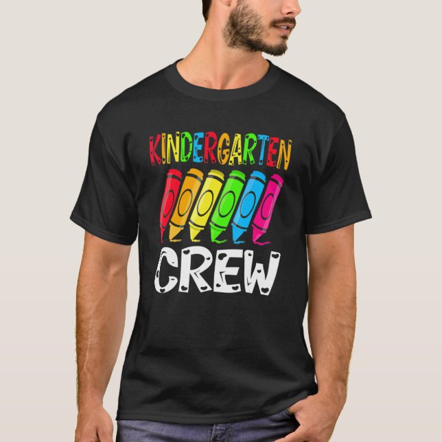 Camiseta Kindergarten Crew Back To School Crayon Teacher St (Frente)